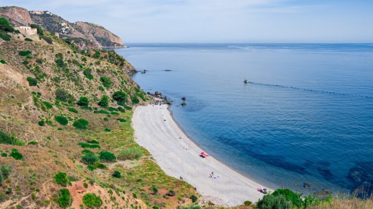 cala del pino nerja como llegar