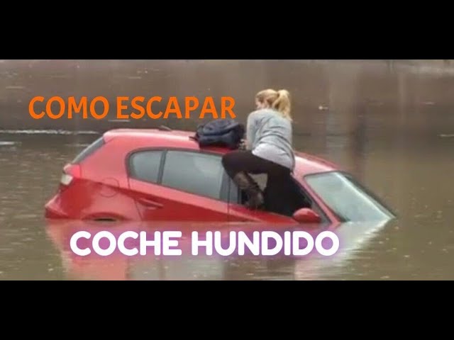 como salir de un coche inundado