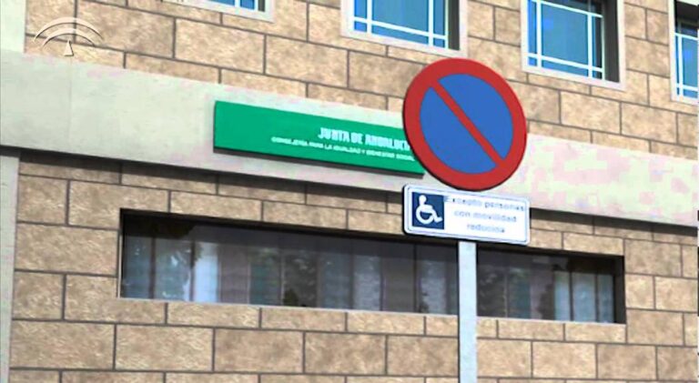 cuanto mide una plaza de aparcamiento