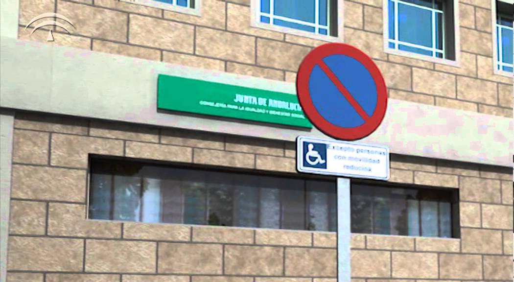 cuanto mide una plaza de aparcamiento